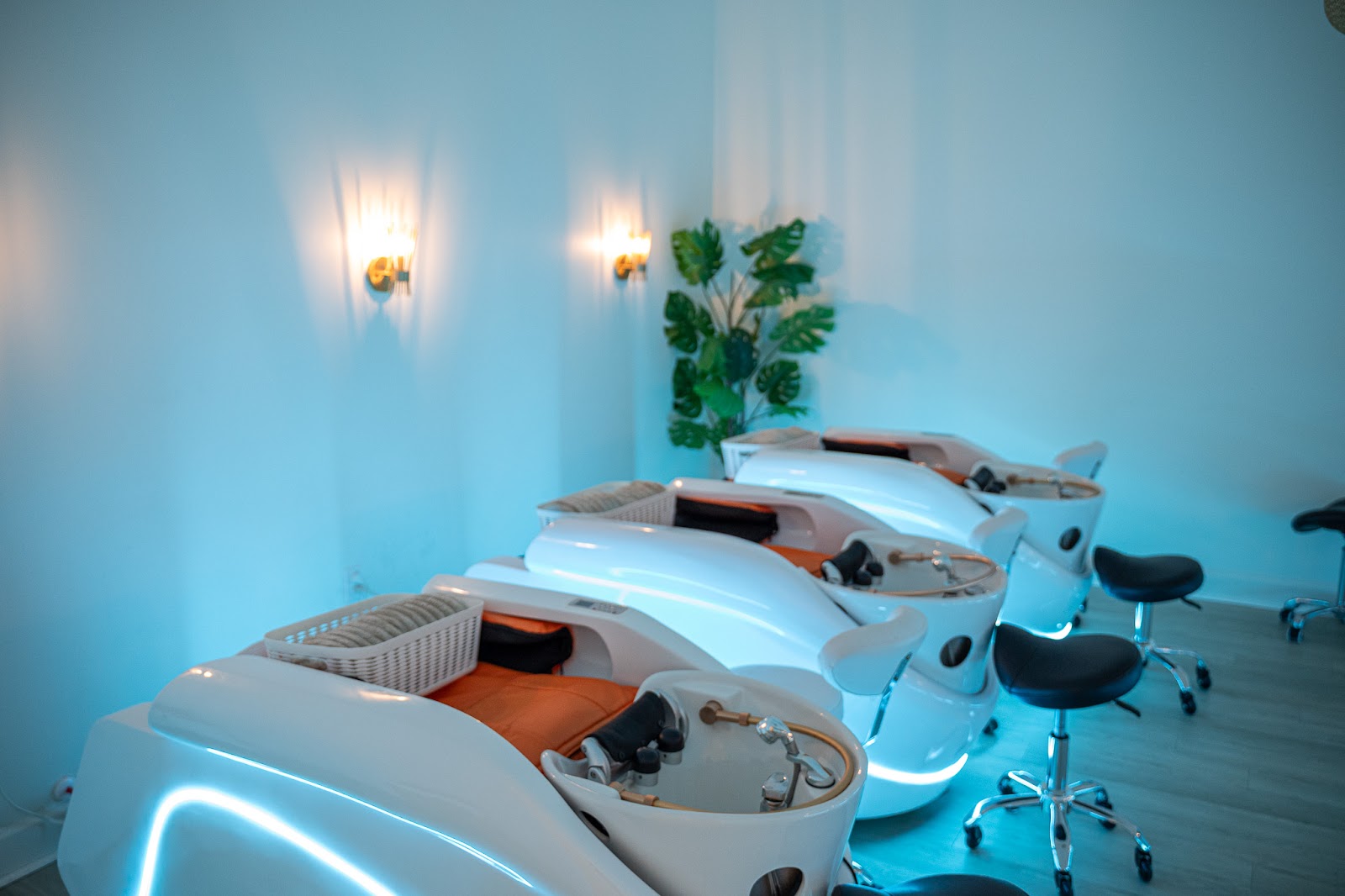 Demure Head Spa nail photo 1